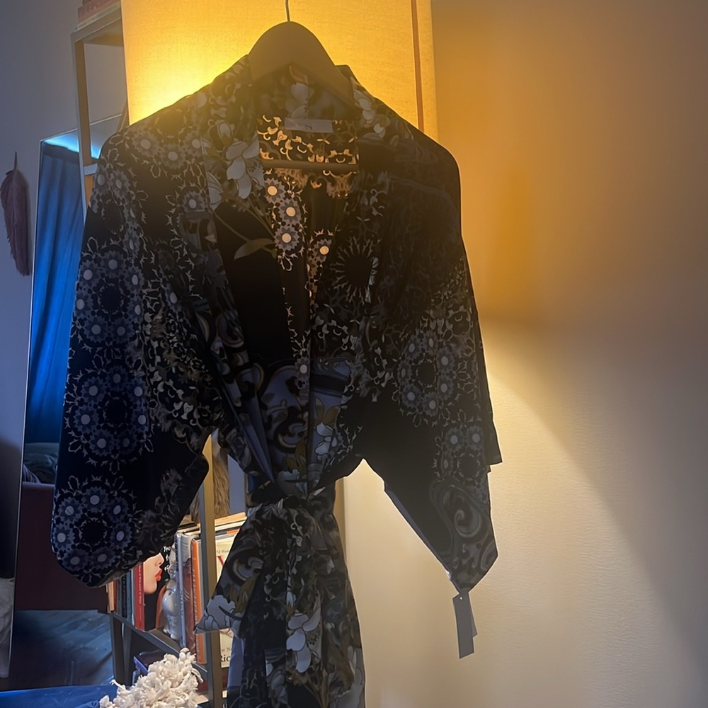 Natori Satin Robe👘 - Picture 3 of 6